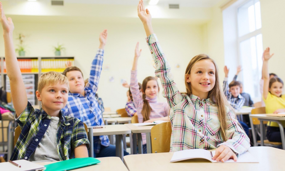 Strażniczki prawa z wolskiej komendy edukują młodzież na temat odpowiedzialności prawnej i zagrożeń