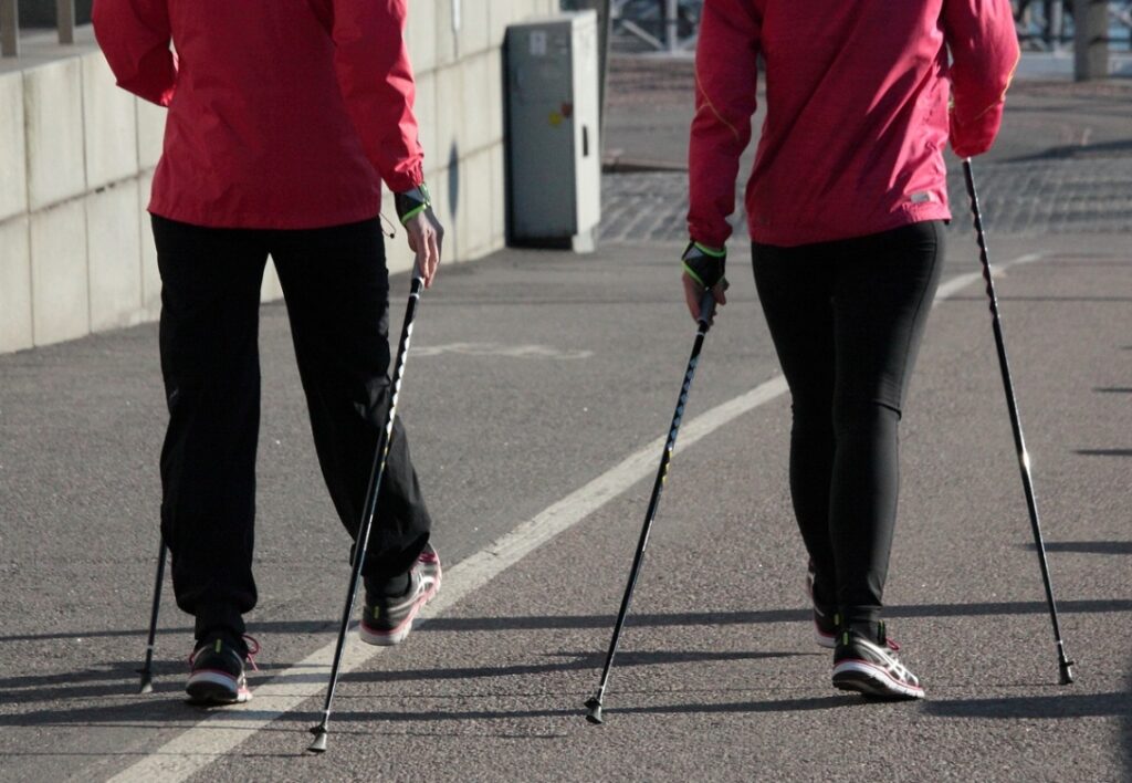 Zaproszenie na jesienny nordic walking w dzielnicy Bemowo dla wszystkich grup wiekowych